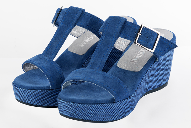 Electric blue women's fully open mule sandals. Round toe. Medium wedge soles. Front view - Florence KOOIJMAN